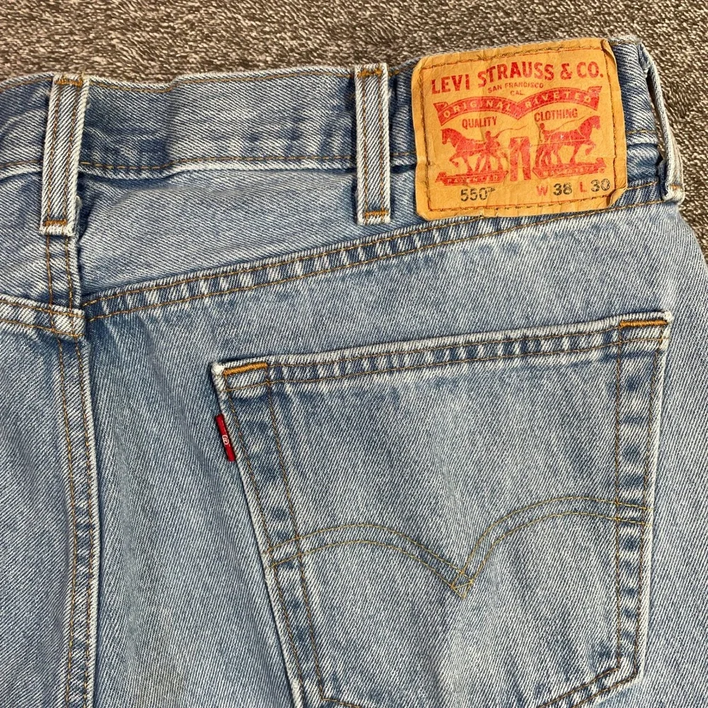 Levi's 550 Jeans Mens 38x30 Blue Relaxed Fit Tapered Leg Light Wash Denim